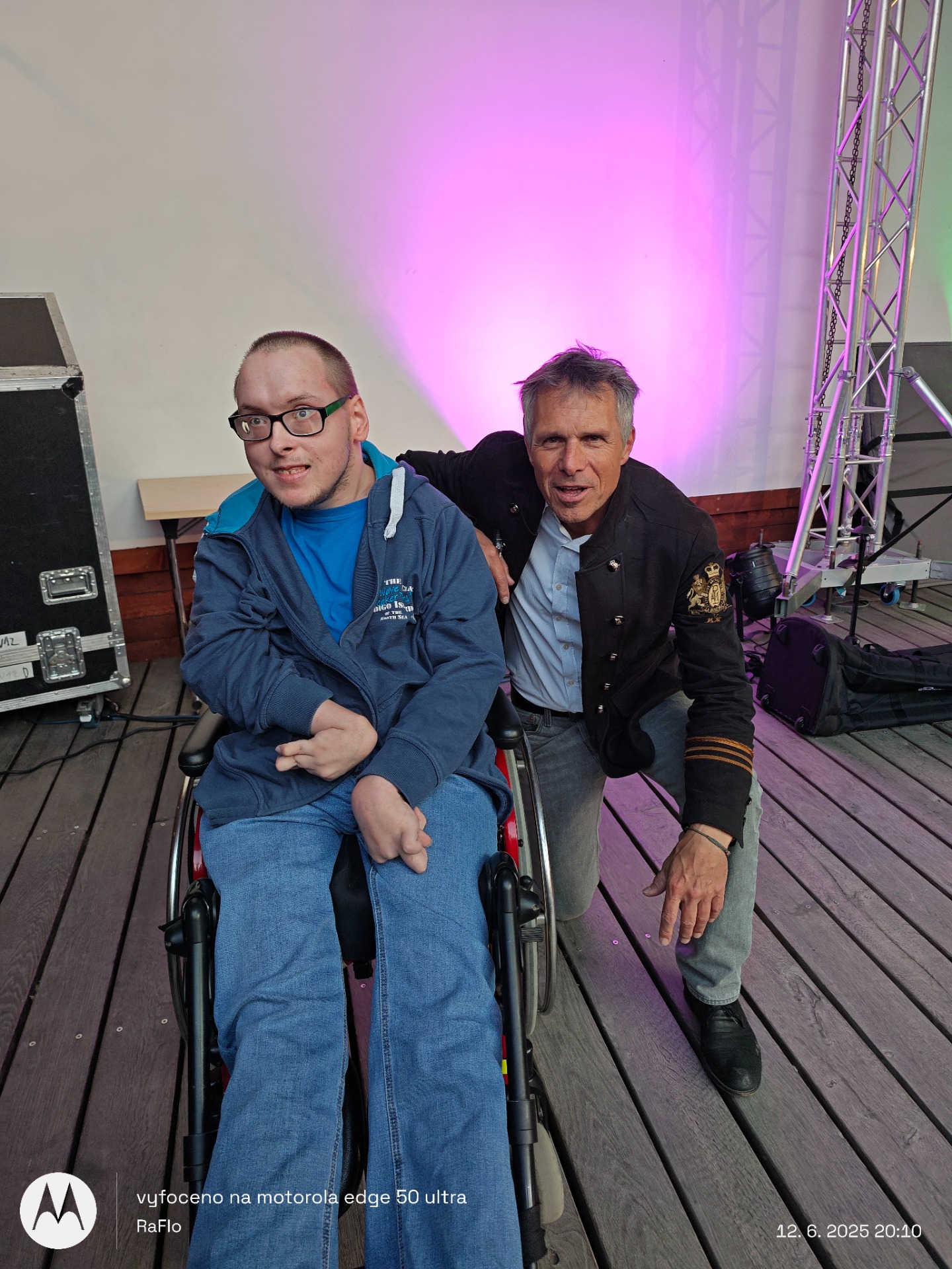 Janek Ledecký + skvělí hudebníci ze zuš radoka, valmez .....a ta růžová záře?to je aura Janka LEDECKÉHO- empatický, milý, pohodový, vtipný a hlavně super zpěvák....DĚKUJI
